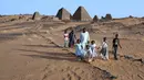 Sebuah keluarga mengunjungi piramida Meroe di situs arkeologi Meroe di Bejrawiya, Sudan, Jumat, 31 Juli 2026. (Foto AP/Mohnd Blal)