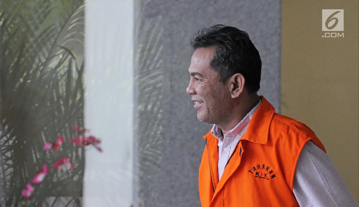 Ekspresi Bupati Hulu Sungai Tengah (HST) Abdul Latif usai menjalani pemeriksaan di Gedung KPK, Jakarta, Selasa (30/1). KPK menetapkan empat tersangka dalam kasus korupsi pembangunan ruang perawatan RSUD Damanhuri Barabai. (Liputan6.com/Herman Zakharia)