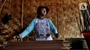 Pekerja memproduksi hio dupa di sentra industri kecil pembuatan hio di Tangerang, Banten, Senin (9/1/2023). Jelang perayaan Imlek, pesanan hio dupa mengalami peningkatan untuk kebutuhan sembahyang. (Liputan6.com/Angga Yuniar)