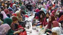 Umat muslim wanita saat menunggu buka puasa di Masjid Istiqlal, Jakarta, Jumat (10/6). Masjid Istiqlal selama sebulan menyediakan 3.000-4.000 boks nasi untuk berbuka puasa. (Liputan6.com/Immanuel Antonius)