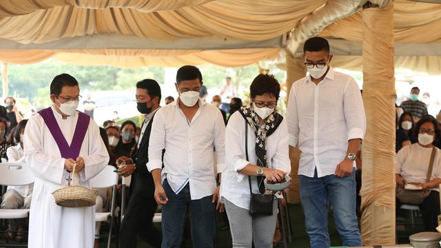 7 Momen Pemakaman Maura Magnalia Putri Nurul Arifin, Keluarga Saling Menguatkan