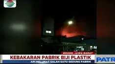 Dalam insiden ini, api melalap salah satu bangunan pabrik yang berisi bahan mudah terbakar.