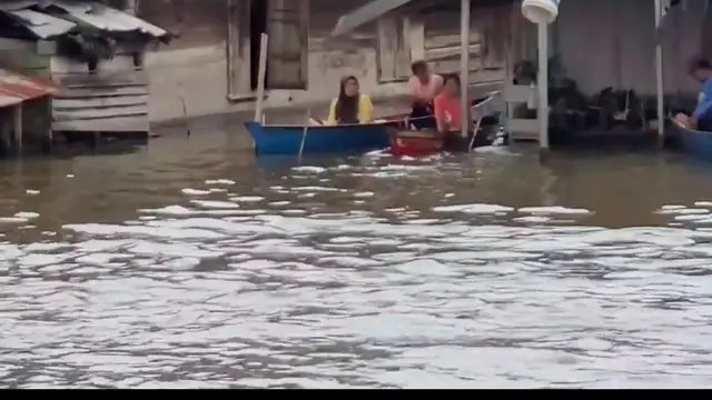 Momen Baim Wong Kunjungi Korban Banjir Kalsel, Terjun Langsung Salurkan Donasi. (Sumber: Instagram/baimwong)
