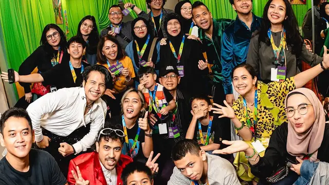 Potret Dea Ananda Temani Ariel Nidji saat Manggung. (instagram/dea_ananda)