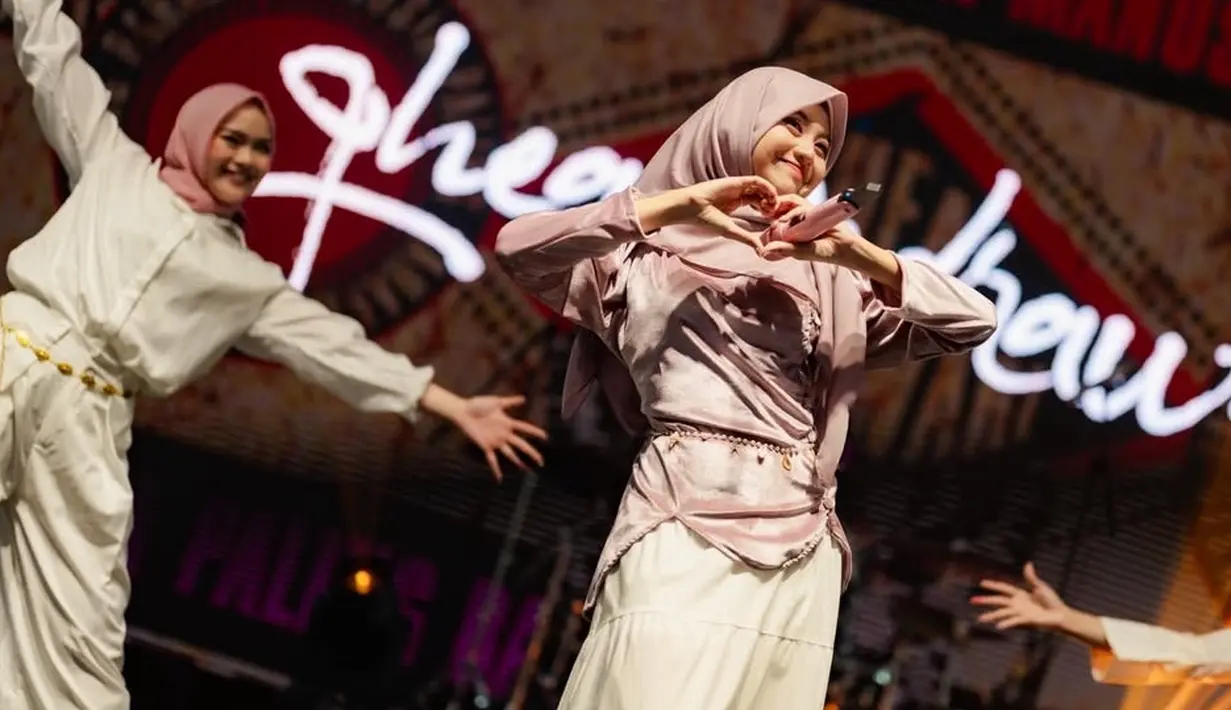 Melengkapi tampilannya mengenakan atasan lengan panjang dengan warna senada dengan kerudung. Serta aksen belt emas model beads. [@gheaindrawari]