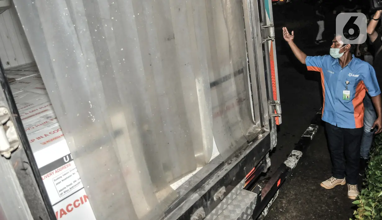 Petugas mengarahkan truk Biofarma yang mengangkut vaksin Covid-19 dari Sinovac setibanya di Dinas Kesehatan DKI Jakarta, Kamis (7/1/2021). Dinkes DKI pada tahap I telah menerima sebanyak 78.400 vaksin Covid-19 dari Sinovac yang diprioritaskan untuk tenaga kesehatan. (merdeka.com/Iqbal Nugroho)