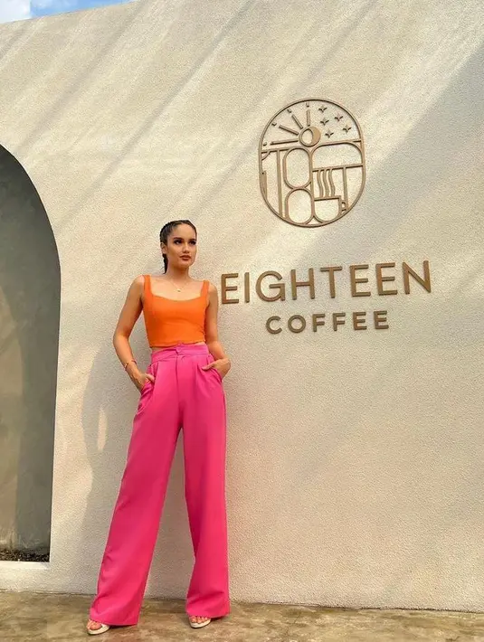 Tampil bergaya ala cewek kue untuk daily outfit, kombinasi dua warna cerah yang terdiri dari tank top berwarna oranye dan high waist pants berwarna magenta juga tak kalah menarik. (Instagram/claurakiehl).