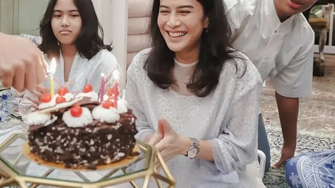 Pesona Kecantikan Dian Sastrowardoyo Tampil Bare Face saat Gelar Syukuran Ulang Tahun ke-43 Bersama Anak Yatim