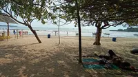 Pengelola Pantai Karangsari, Desa Sukarame, Kecamatan Carita, Kabupaten Pandeglang, Banten, mengeluhkan sepinya kunjungan wisatawan usai bencana tsunami. (Liputan6.com/ Yandhi Deslatama)