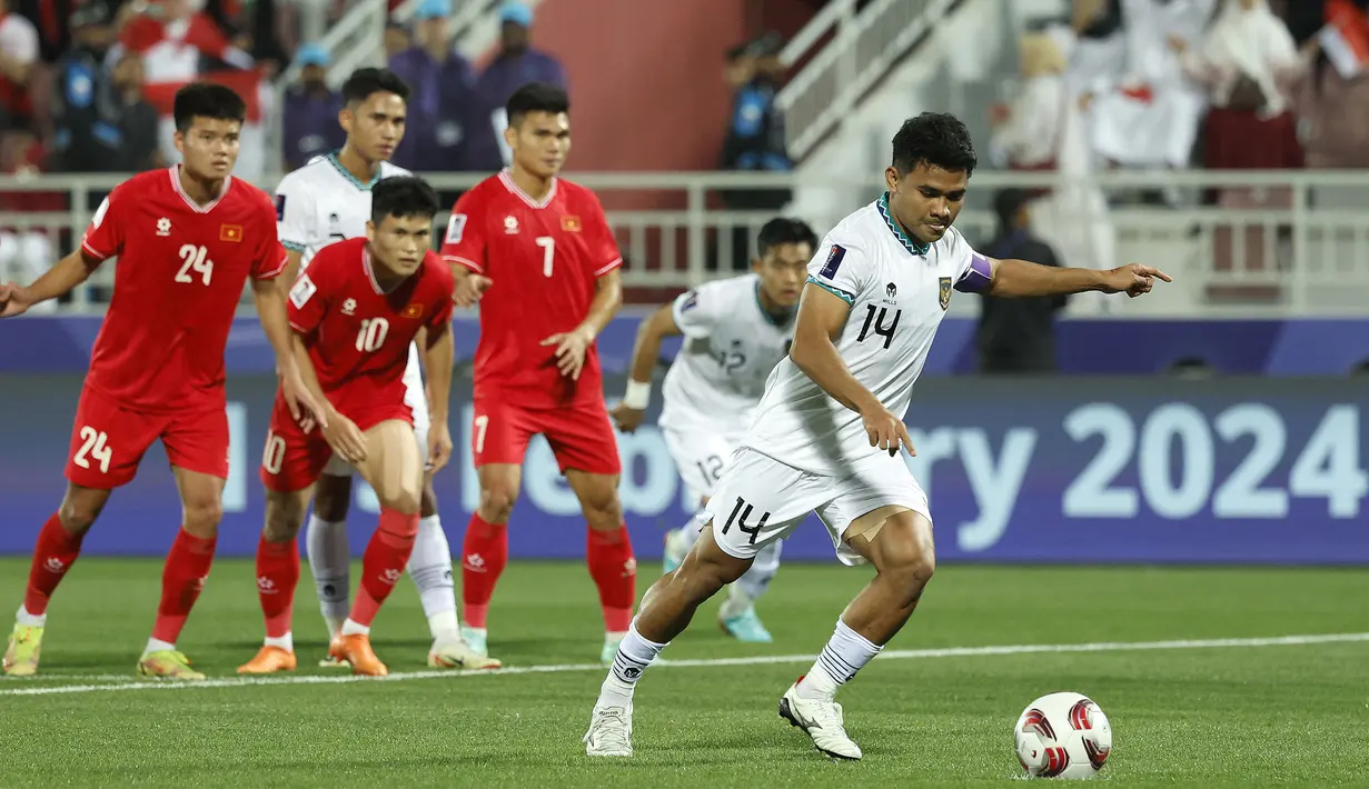 Bek Timnas Indonesia, Asnawi Mangkualam mencetak gol ke gawang Vietnam melalui eksekusi penalti pada laga kedua Grup D Piala Asia 2023 di Abdullah Bin Khalifa Stadium, Doha, Qatar, Jumat (19/1/2024). (AFP/Karim Jaafar)