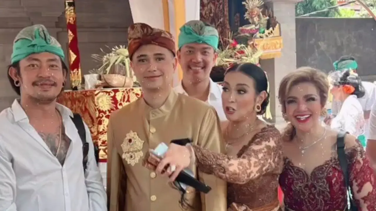 [Fimela] 6 Potret Jennifer Jill Istri Ajun Perwira Kenakan Kebaya Bali