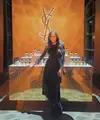 Wulan Guritno tampil elegan mengenakan long dress hitam lengan panjang. Dress polos tersebut dipadukan boots warna senada, sambil membawa clutch. [@wulanguritno]