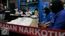 Badan Narkotika Nasional (BNN) menggelar barang bukti dan tersangka penyelundupan narkotika asal Malaysia, Jakarta, Rabu (17/6/2015). BNN mengamankan dua tersangka beserta barang bukti 10.293,96 sabu dan 147 butir ekstasi. (Liputan6.com/Johan Tallo)