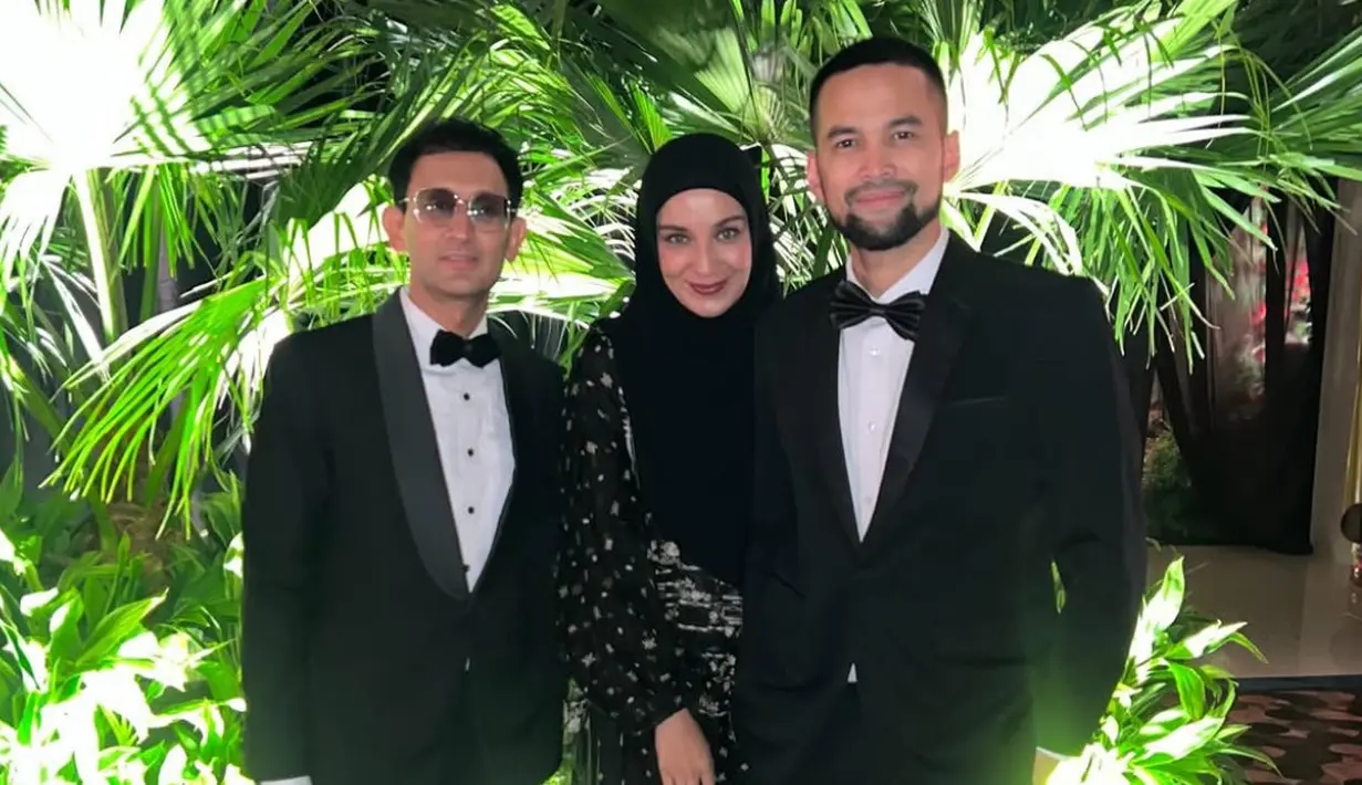Shireen Sungkar hadir dengan long dress hitam bermotif lengan panjang dipadukan kerudung hitam polos. Tengku Wisnu pun hadir bersama dengan setelan jas hitamnya. [@shireensungkar]