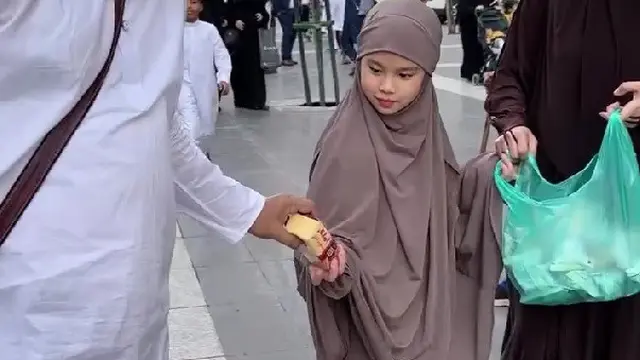 Momen Ririn Ekawati dan Rini Yulianti Bagi-Bagi Takjil (credit: instagram/riniyulianti)
