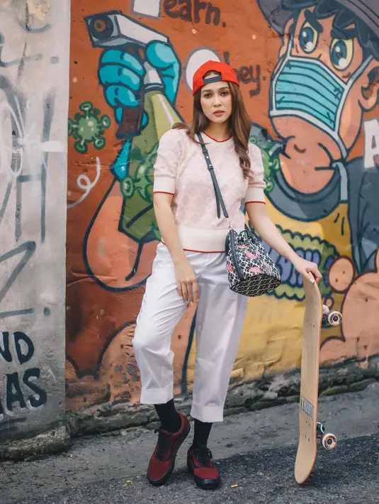 Emma Maembong yang saat ini berusia 30 tahun tersebut lahir di Kuala Terengganu, Malaysia pada 27 Maret. (FOTO: instagram.com/emma_maembongofficial/)