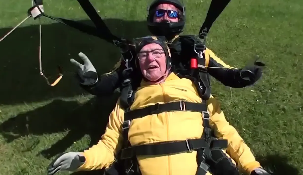 Verdun Hayes mendarat setelah skydiving di Devon, Inggris, Minggu (14/5). Kakek 101 tahun itu memecahkan rekor dunia untuk skydiver tandem tertua setelah melompat dari ketinggian 15.000 kaki bersama dengan empat generasi keluarganya. (Skydive.buzz via AP)
