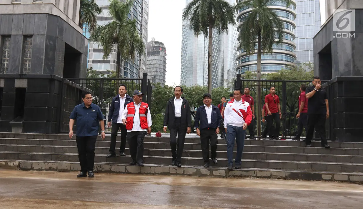 Presiden Joko Widodo didampingi Menpora, Menteri PUPR, Kepala Bekraf, dan Ketua Inasgoc meninjau sejumlah venue Asian Games 2018 di Kompleks Gelora Bung Karno, Jakarta, Senin (25/6). (Liputan6.com/Angga Yuniar)