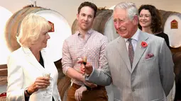 Pangeran Charles dan Istri keduanya Camilla Duchess of Cornwall saat mengunjungi Seppeltsfield Winery di Australia, Selasa (10/11/2015). Pengeran Charles melakukan kunjungannya ke Australia selama beberpa hari.  (REUTERS/Daniel Kalisz)