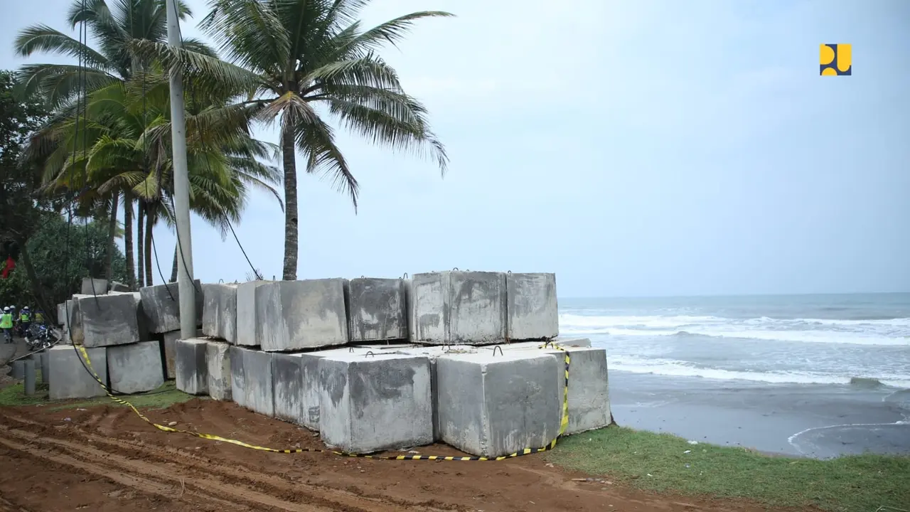 Kementerian PUPR membangun pengaman pantai di Bengkulu untuk melindungi pantai dari resiko abrasi dan erosi akibat terjangan ombak. (Dok Kementerian PUPR)