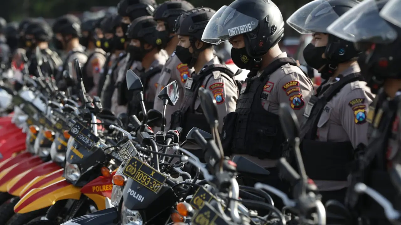 Pasukan Pamor Keris (Patroli Motor Penegakan Protokol Kesehatan di Masyarakat) beraksi lagi di Jatim. (Dian Kurniawan/Liputan6.com)