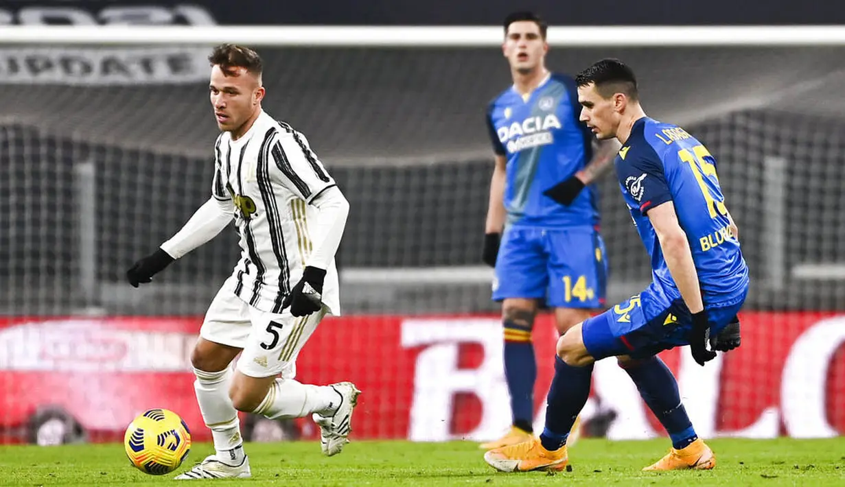 Gelandang Juventus, Arthur Melo, menggiring bola saat melawan Udinese pada laga Liga Italia di Stadion Allianz, Turin, Minggu (3/1/2021). Juventus menang dengan skor 4-1. (Marco Alpozzi/LaPresse via AP)
