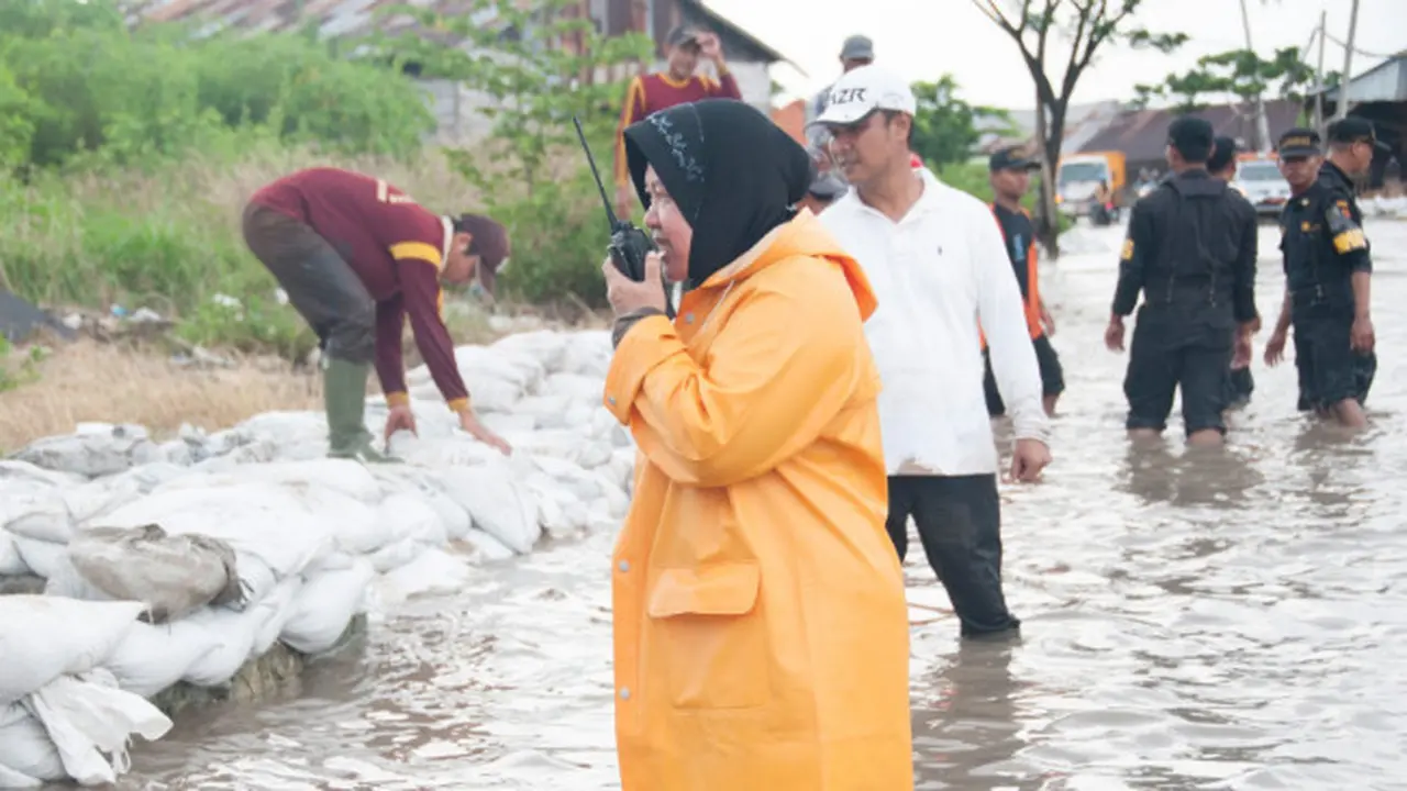 9 Potret Risma Saat Kerja Bakti dan Tinjau Lapangan di Surabaya (I)