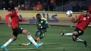 Pemain Senegal Sadio Mane (tengah) mencetak gol saat pemain Mesir Mahmoud Hamdy (kanan) berusaha menghalau pada pertandingan kualifikasi Piala Dunia 2022 di Stadion Internasional Kairo, Kairo, Mesir, 25 Maret 2022. Mesir menang 1-0. (AP Photo/Amr Nabil)
