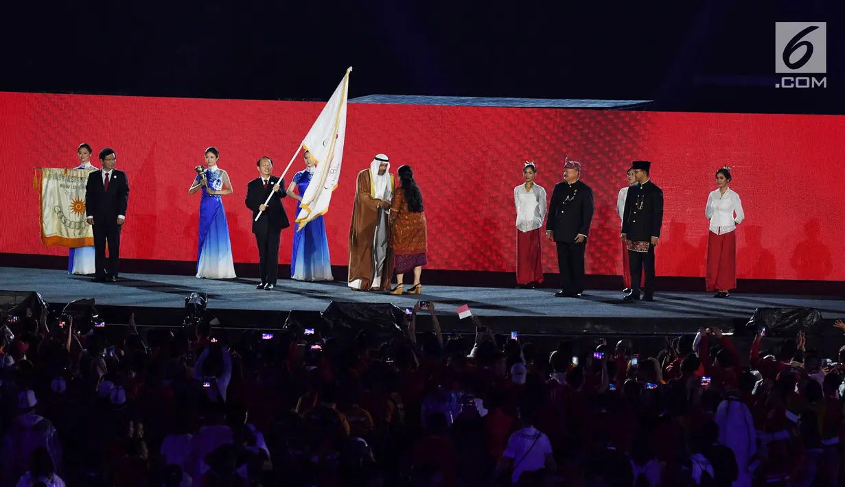 Wali Kota Hangzhou China membawa bendera Asian Games saat penutupan Asian Games 2018 di Stadion Utama GBK, Jakarta, Minggu (2/9). China akan menjadi tuan rumah Asian Games 2022. (Merdeka.com/Imam Buhori)
