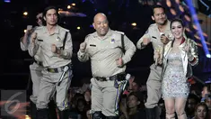 Pemain Warkop DKI Reborn, Abimana, Vino G Bastian dan Tora Sudiro plus Indro Warkop bersama penyanyi cantik Syahrini secara mengejutkan tampil dalam perayaan HUT SCTV ke-26 di Istora Senayan, Jakarta, Rabu (24/8). (Liputan6.com/Johan Tallo)