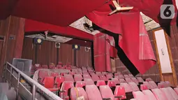 Kondisi Atoom Theatre di kawasan Citeureup Kabupaten Bogor, Jawa Barat, Rabu (30/10/2019). Bioskop yang terbengkalai dari 1998 rencananya akan dijadikan pemutaran film karya sineas muda Joko Anwar dengan judul Perempuan Tanah Jahanam. (Liputan6.com/Herman Zakharia)
