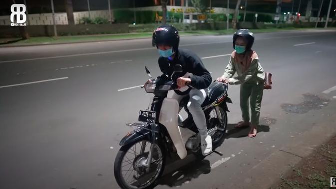 Potret Lesty Kejora dan Rizky Billar Kencan Naik Motor. (Sumber: YouTube/Rizky Billar)
