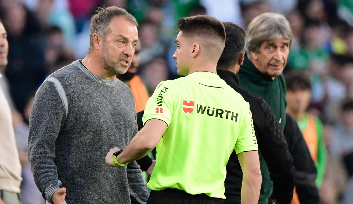 Flick diusir wasit Alejandro Muniz karena dianggap protes berlebihan menyusul hadiah penalti kepada Betis di awal babak kedua. (AFP/Cristina Quicler)