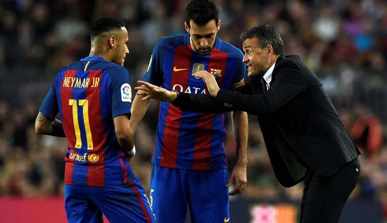Pelatih Barcelona, Luis Enrique, memberi instruksi kepada Neymar dan Sergio Busquets saat melawan Malaga dalam lanjutan La Liga di Camp Nou, Barcelona, Sabtu (19/11/2016). (AFP/Lluis Gene)