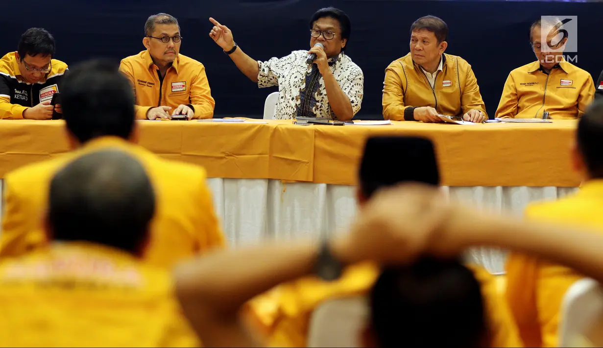 Ketua Umum Partai Hanura Oesman Sapta Odang (tengah) saat memimpin rapat koordinasi bersama Ketua DPD Partai Hanura se-Indonesia di Jakarta, Rabu (6/6). Rapat membahas komunikasi dan koordinasi DPD Partai Hanura se-Indonesia. (Liputan6.com/JohanTallo)