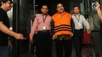 Wakil Ketua DPRD Kota Malang dari Partai Golkar, Bambang Sumarto memakai rompi tahanan dikawal petugas usai menjalani pemeriksaan di gedung KPK, Jakarta, Kamis (29/3). Bambang Sumarto resmi ditahan KPK untuk 20 hari kedepan. (Merdeka.com/Dwi Narwoko)