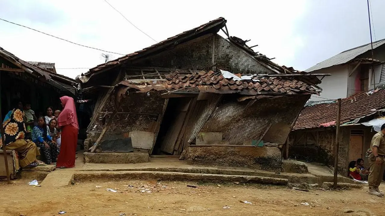 Gubuk Miring Mak Cacih (Foto - Facebook Kristiawan Saputra) 