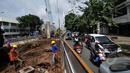 Akibat pembangunan Fly Over Ciledug - Tendean di Kebayoran Lama lalu lintas menjadi tersendat, Jakarta, Kamis, (12/3/2015). Direktorat Lalu Lintas Polda Metro Jaya merencanakan rekayasa arus lalu lintas di kawasan tersebut (Liputan6.com/Johan Tallo)