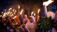 Anak-anak mengikuti takbir keliling pada malam Hari Raya Idul Fitri. Fotografer: Juni Kriswanto / AFP