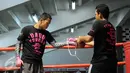  Petinju Indonesia, Daud Yordan melepas sarung tinju usai latihan di sasana Pertina, Jakarta, Rabu (3/2/2016). Daud akan melawan Yoshitaka Kato dalam laga kelas ringan WBO "Road to the World  Champions", Jumat (5/2). (Liputan6.com/Helmi Fithriansyah)