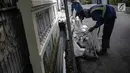 Petugas dari Dinas Sumber Daya Air Pemprov DKI sedang membersihkan saluran air di Jalan Lebak Bulus II, Jakarta, Selasa (16/4). Pembersihan dilakukan lantaran lokasi tersebut akan dijadikan TPS 28 dimana Gubernur Anies Baswedan menggunakan hak suaranya dalam Pemilu 2019. (Liputan6.com/Faizal Fanani)