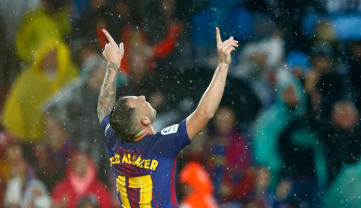 Penyerang Barcelona, Paco Alcacer melakukan selebrasi usai mencetak gol ke gawang Sevilla pada La Liga Spanyol di Camp Nou, Barcelona, (4/11). Alcacer mencetak dua gol dipertandingan ini dan mengantar Barcelona menang 2-1. (AP Photo/Manu Fernandez)