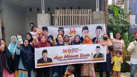 Legislator Gerindra Sulsel Adam Muhammad berbagi susu kepada masyarakat (Liputan6.com/Fauzan)