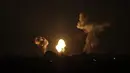 Asap dan bola api membubung menyusul serangan udara di Khan Yunis, Jalur Gaza, Minggu (2/1/2022). Israel melancarkan serangan udara terhadap Gaza. (SAID KHATIB/AFP)