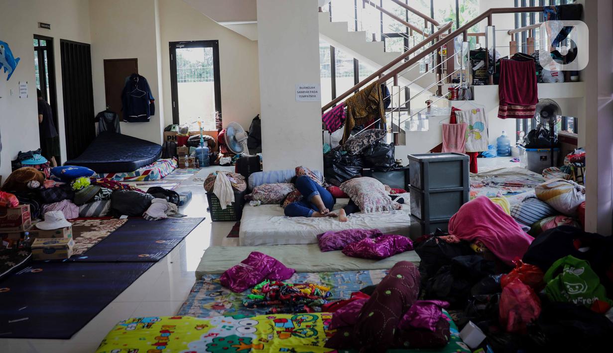 Kondisi warga korban banjir yang masih bertahan mengungsi di GOR Pengadegan, Jakarta, Selasa (7/1/2020). Masih banyaknya warga yang memilih bertahan di pengungsian lantaran kondisi rumah mereka belum memungkinkan untuk ditinggali dan belum adanya arahan dari kelurahan. (Liputan6.com/Faizal Fanani)