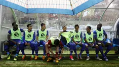 Michael Essien (kiri) dan Carlton Cole (kanan) saat berada di bangku pemain saat melawan PS TNI pada lanjutan Liga 1 2017 di Stadion Pakansari, Bogoro, Sabtu (22/4/2017). Persib bermain imbang 2-2 dengan PS TNI. (Bola.com/Nicklas Hanoatubun)