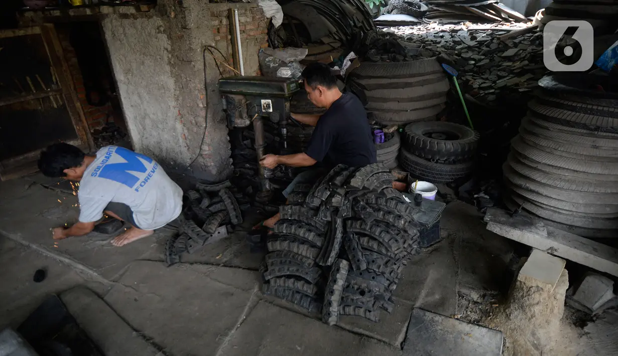 Pekerja membuat karet bushing stabilizer dan karet engine mounting khusus mobil yang terbuat dari ban bekas alat berat di Bambu Papus, Tangerang Selatan, Rabu (11/11/2020). Pada masa pendemi pemesanan karet bushing menurun hingga 50 persen kini berlahan-lahan mulai stabil. (merdeka.com/Dwi Narwoko)
