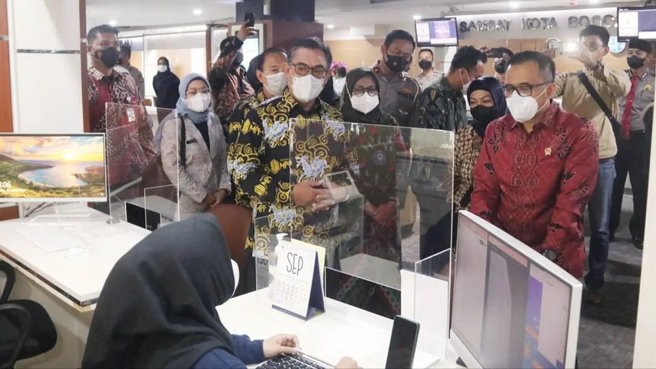 Menpan RB Abdullah Azwar Anas mengunjungi mal pelayanan publik di Kota Bogor