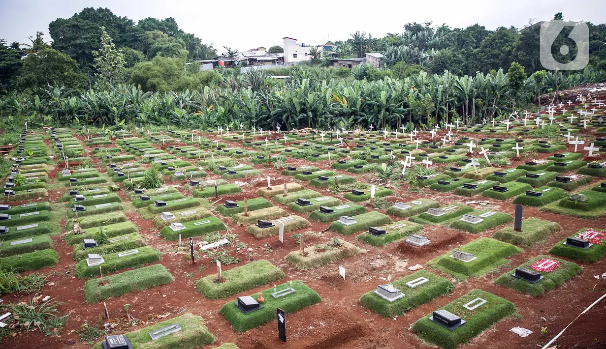 Suasana pemakaman khusus jenazah dengan protokol COVID-19 di TPU Pondok Ranggon, Jakarta Timur, Selasa (5/1/2021). Penanggung Jawab Pelaksana Pemakaman COVID-19 TPU Pondok Ranggon Muhaimin tengah berupaya mencari area baru yang memungkinkan untuk lahan pemakaman. (Liputan6.com/Faizal Fanani)