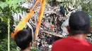 Hingga kini, penyebab pasti runtuhnya tumpukan sampah masih belum dapat dipastikan. Tampak dalam foto, kerabat dan anggota keluarga menyaksikan tim penyelamat melanjutkan operasi di fasilitas pemilahan sampah yang runtuh di Binaliw, kota Cebu, Filipina tengah pada hari Sabtu, 10 Januari 2026. (AP Photo/Jacqueline Hernandez)